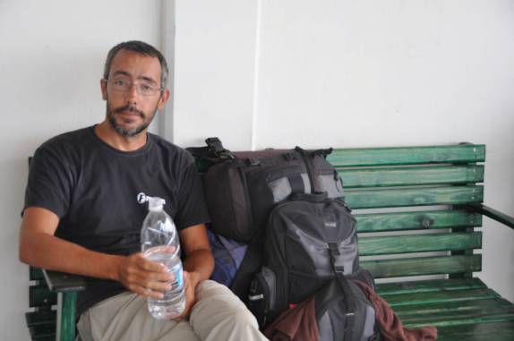 Abatido, depois de uma noite com febre de mais de 40 graus (esperando o avião de Saba para St. Maarten)